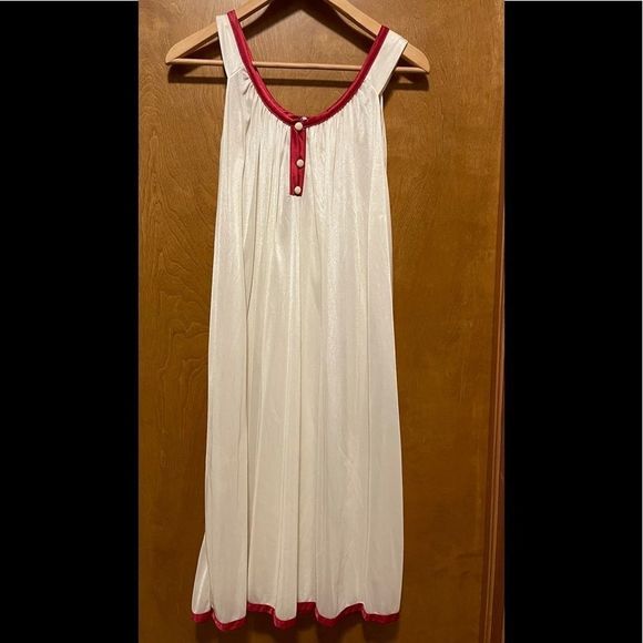 Vintage Robe & Gown - Slenders - Picture 4 of 4